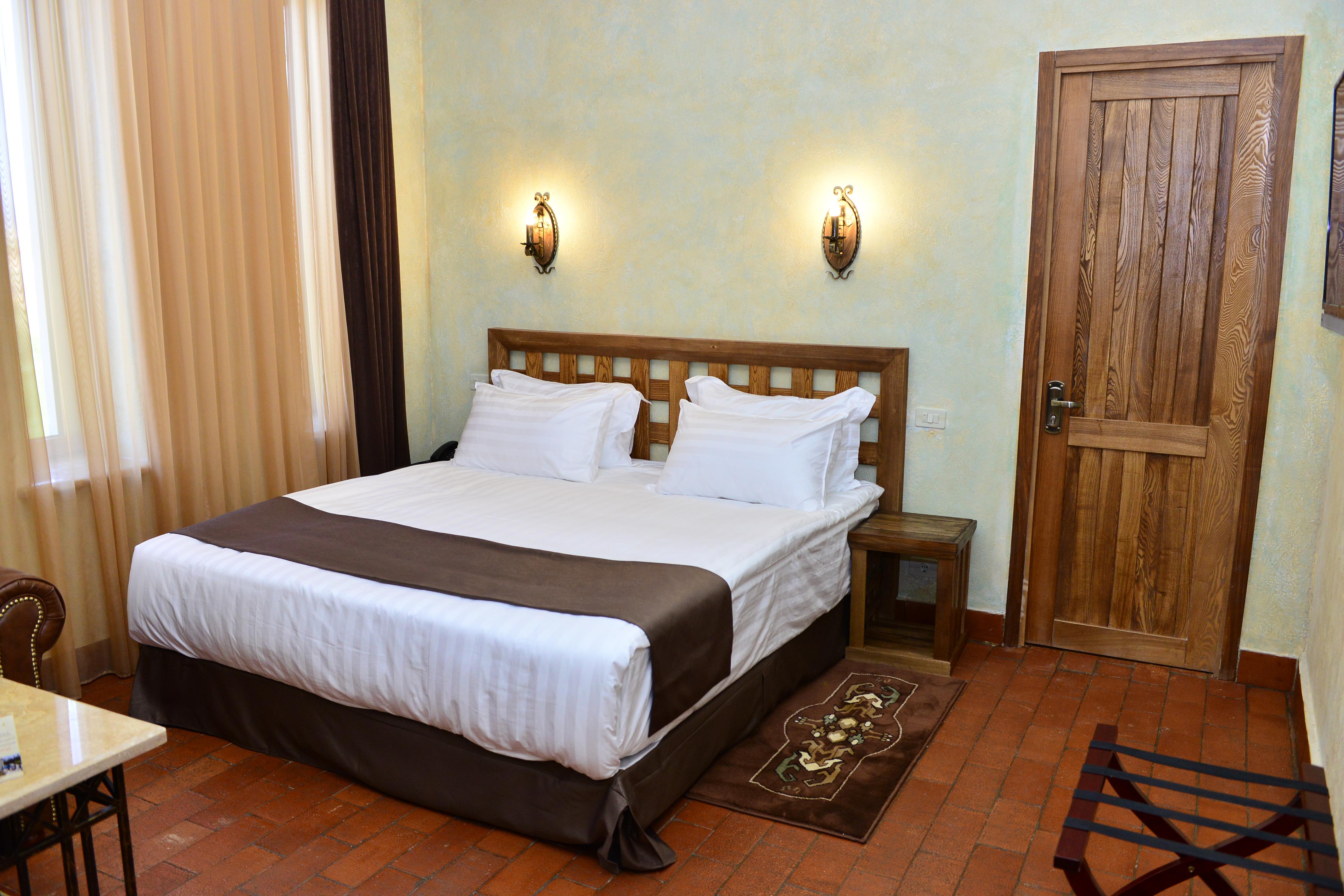 Caucasus Hotel Kasagh Ngoại thất bức ảnh A bedroom at the hotel