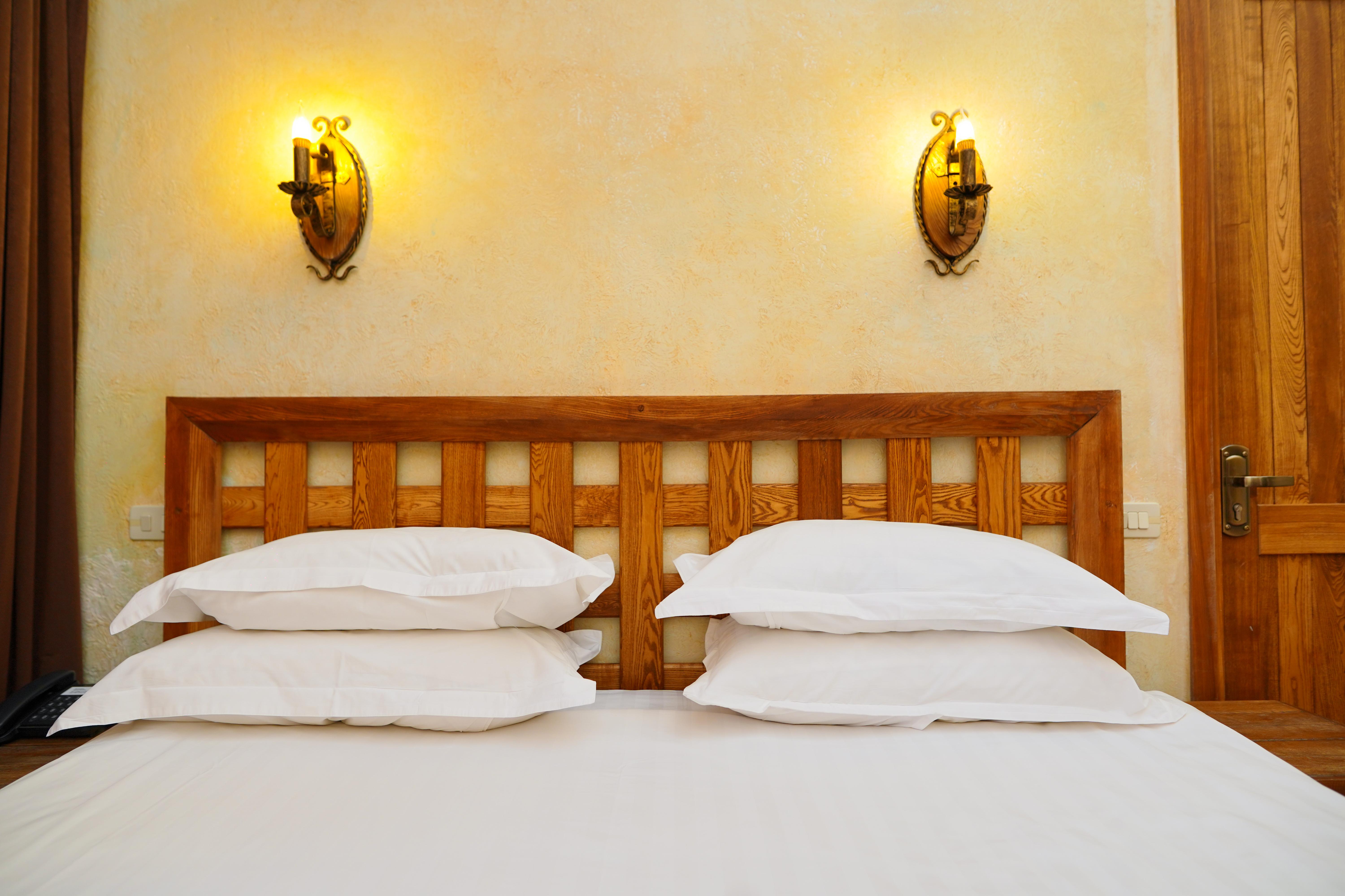 Caucasus Hotel Kasagh Ngoại thất bức ảnh A bed with two pillows