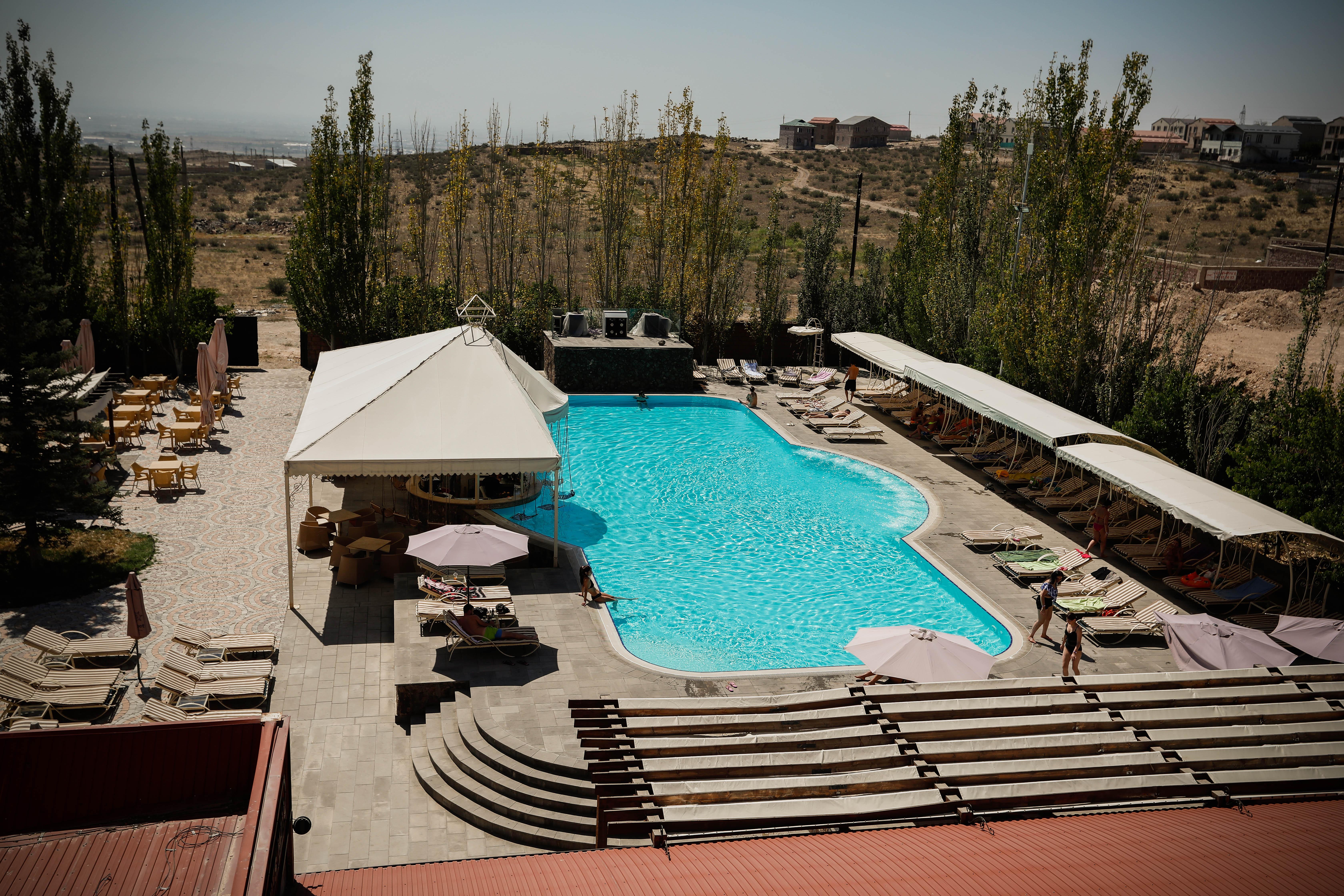 Caucasus Hotel Kasagh Ngoại thất bức ảnh The swimming pool at the Grand Hotel